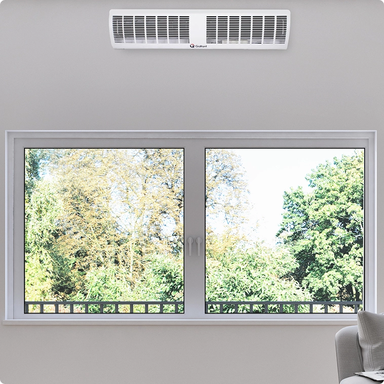 Cortina de ar no teto em baixo uma janela