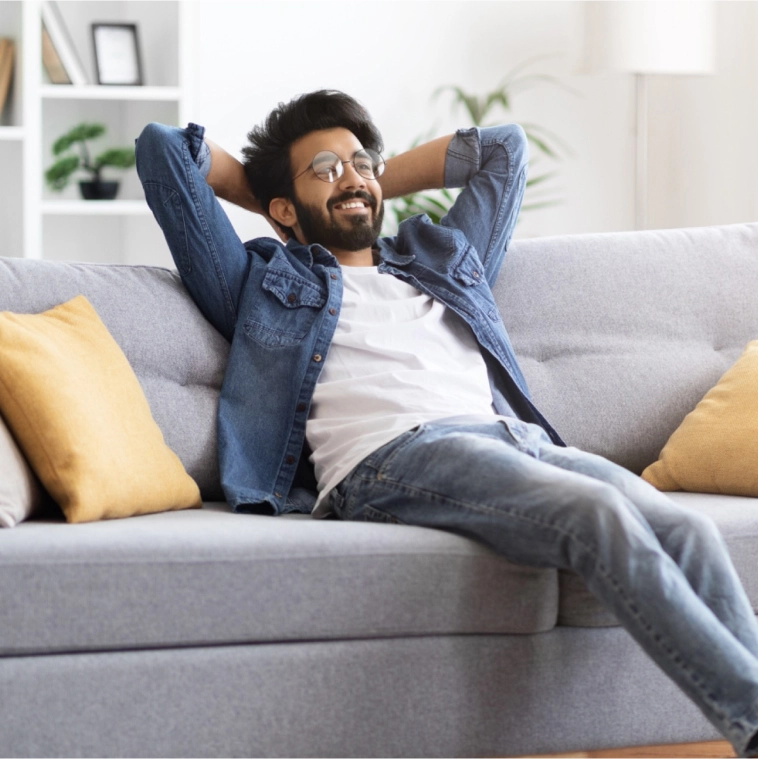 homem de descansando no sofá